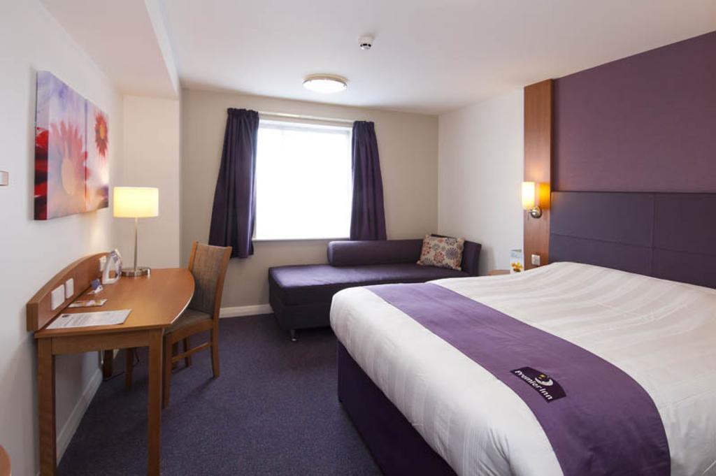 Premier Inn London Ealing Brentford Room photo