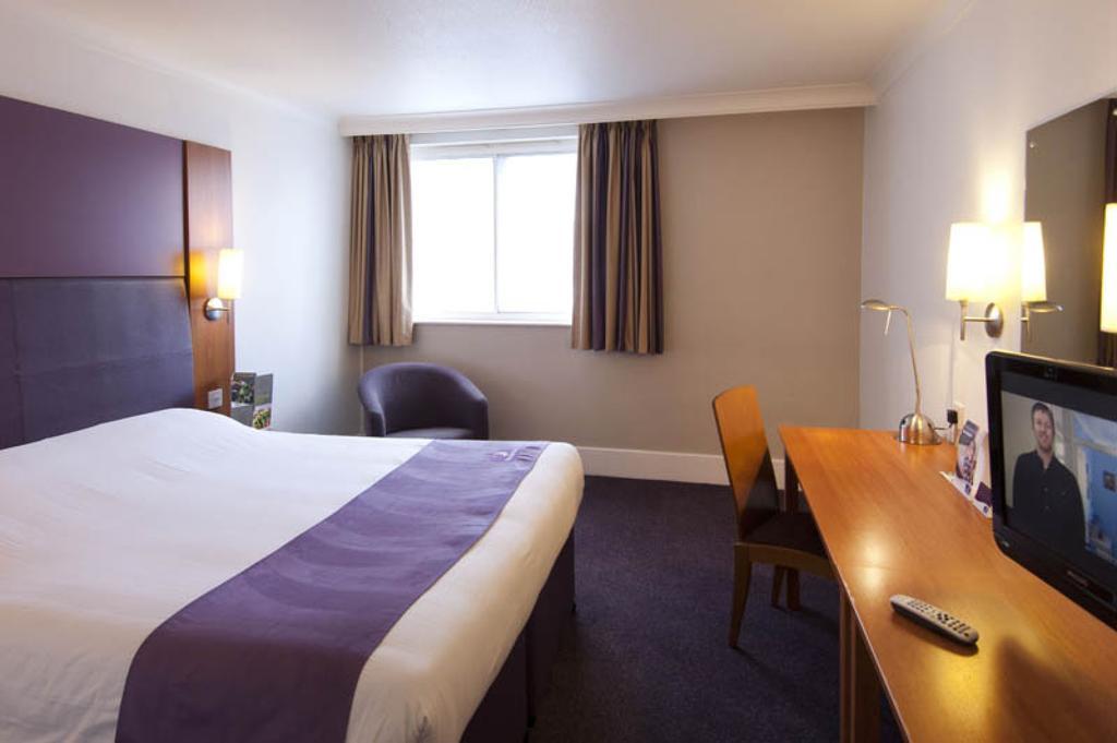 Premier Inn London Ealing Brentford Room photo