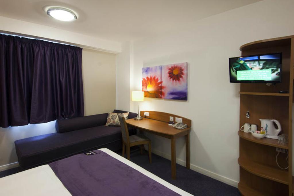 Premier Inn London Ealing Brentford Room photo