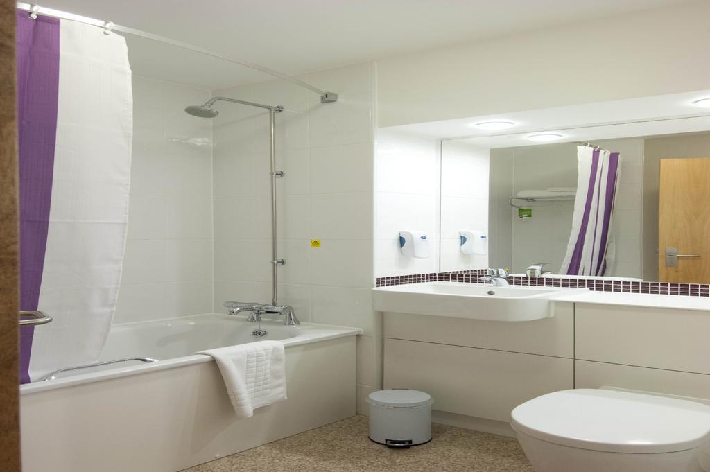 Premier Inn London Ealing Brentford Room photo