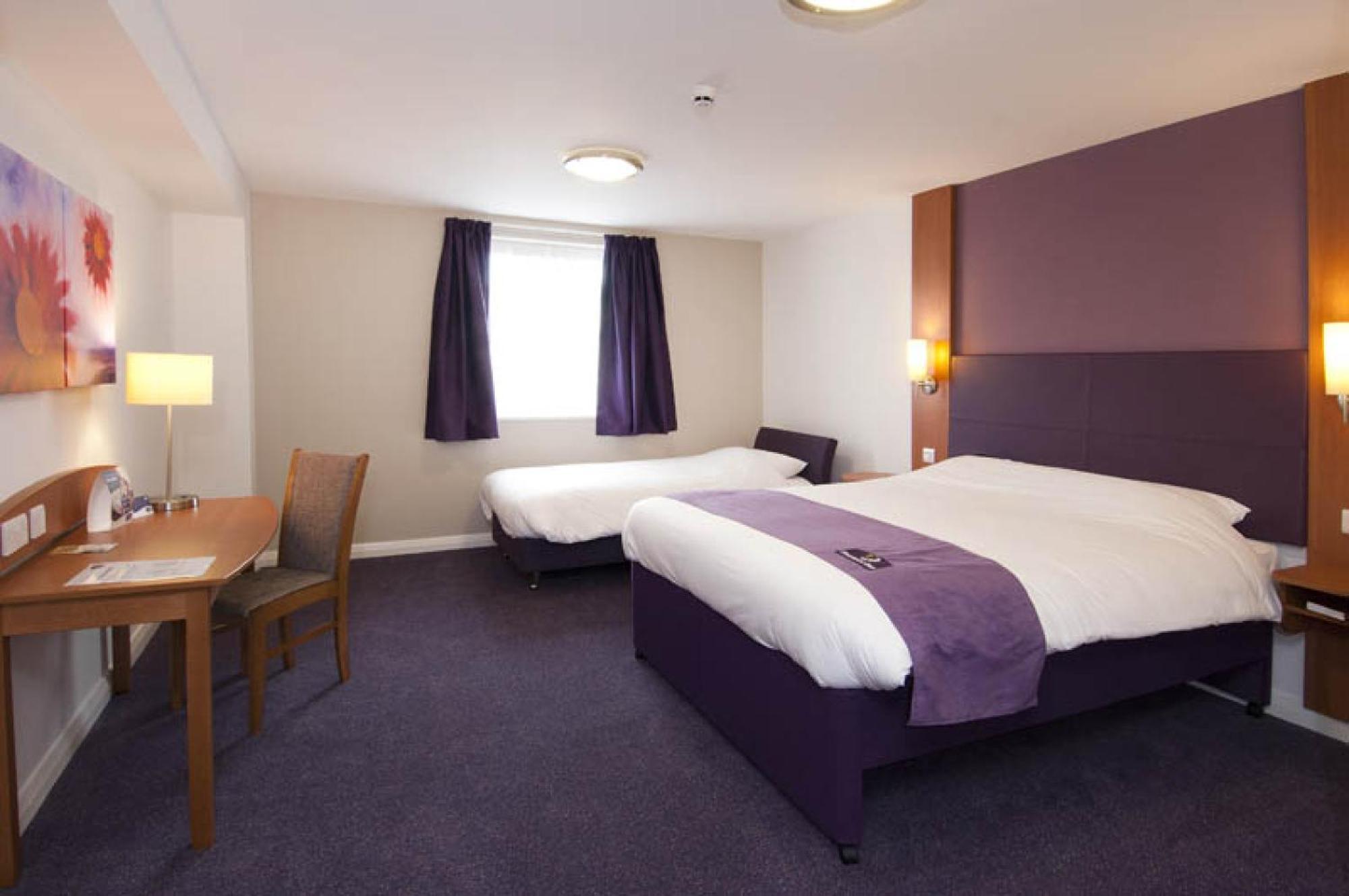 Premier Inn London Ealing Brentford Exterior photo