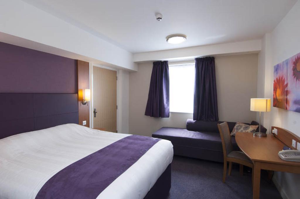 Premier Inn London Ealing Brentford Room photo