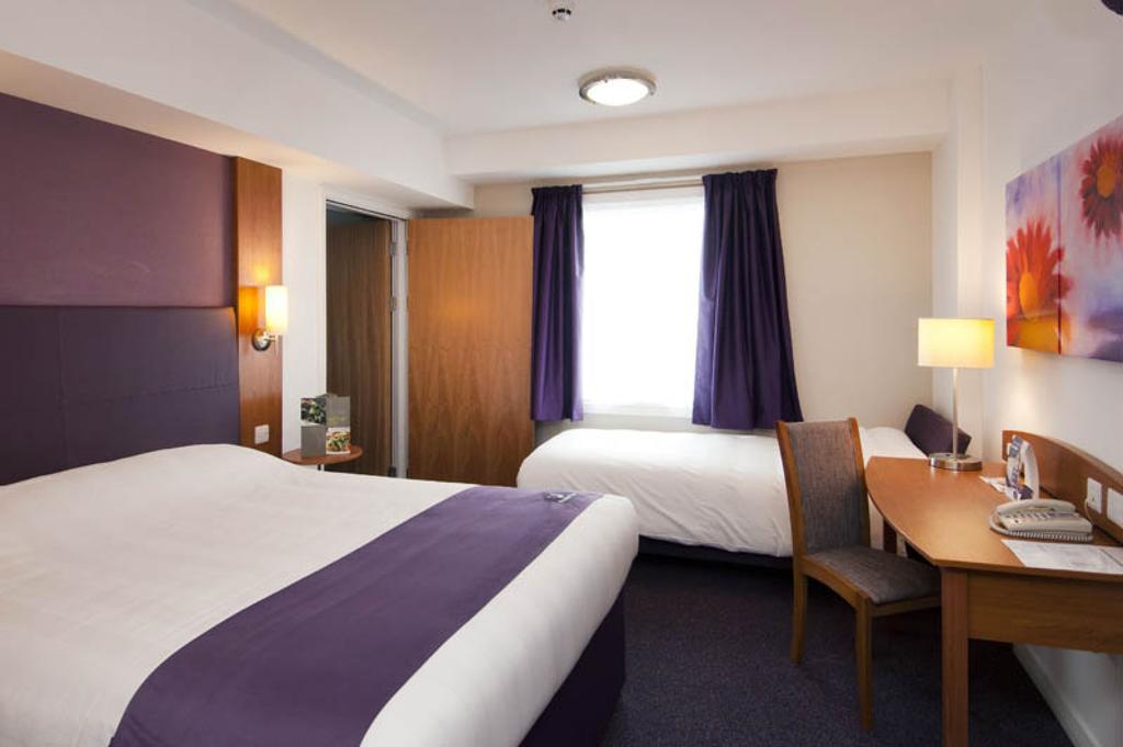 Premier Inn London Ealing Brentford Room photo