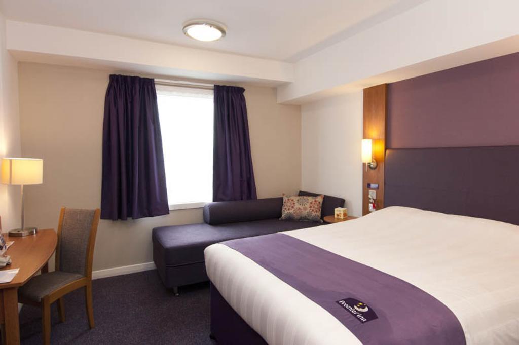 Premier Inn London Ealing Brentford Room photo