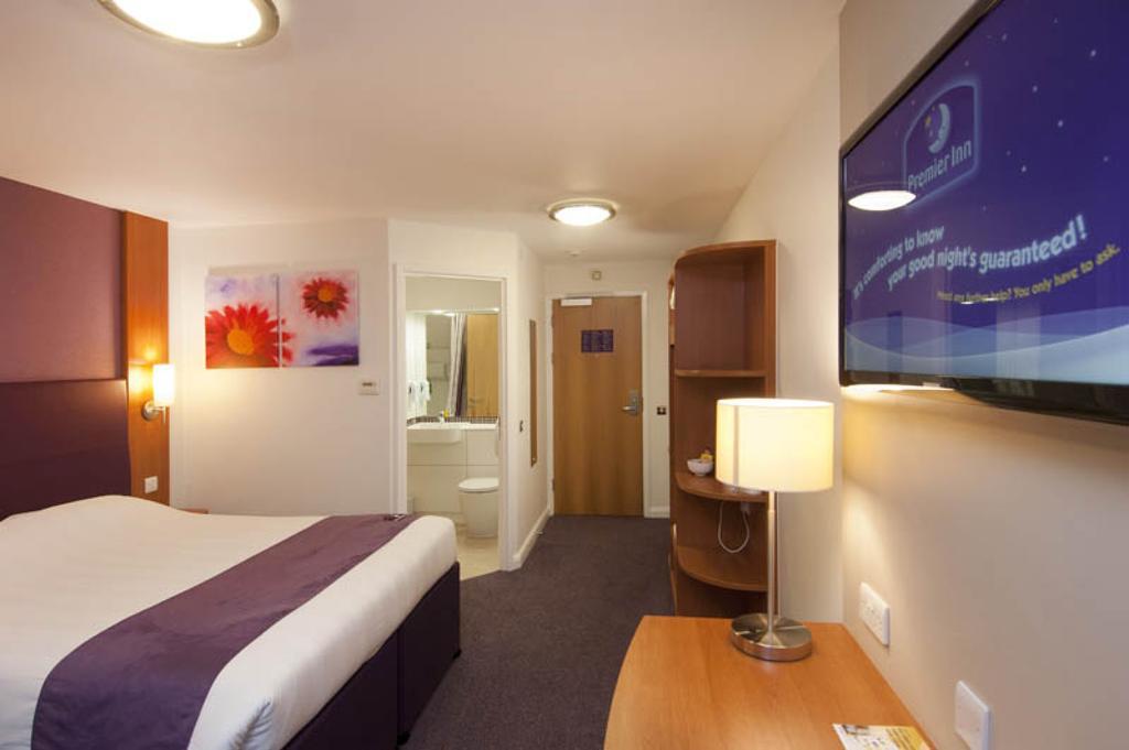 Premier Inn London Ealing Brentford Exterior photo