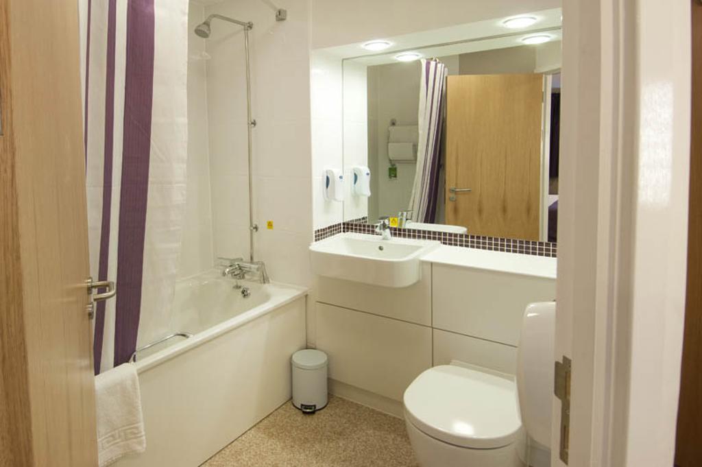 Premier Inn London Ealing Brentford Exterior photo