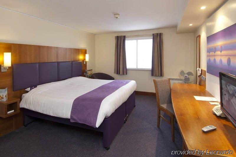 Premier Inn London Ealing Brentford Exterior photo