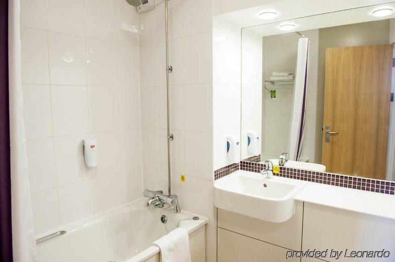 Premier Inn London Ealing Brentford Exterior photo