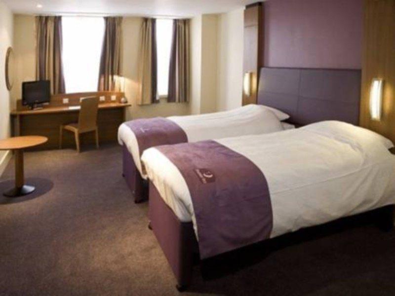 Premier Inn London Ealing Brentford Exterior photo