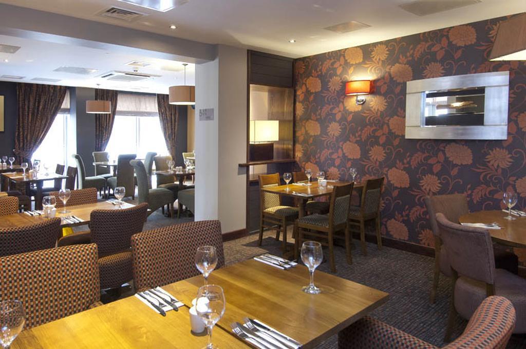 Premier Inn London Ealing Brentford Exterior photo